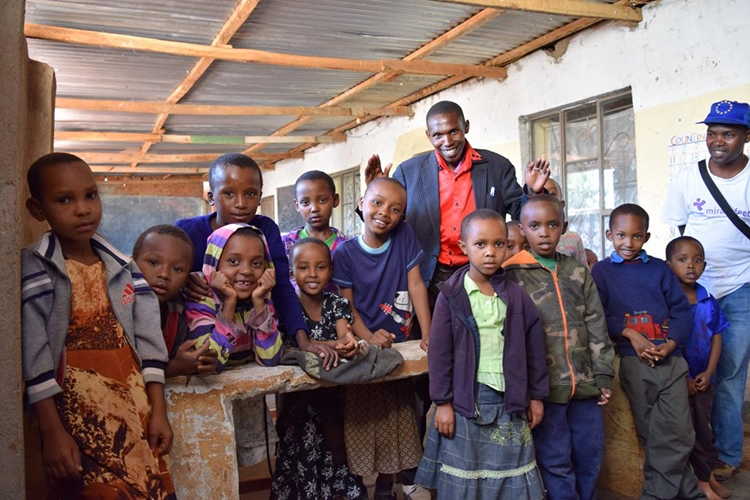 Lehrer John Panga mit Schulkindern in Tansania